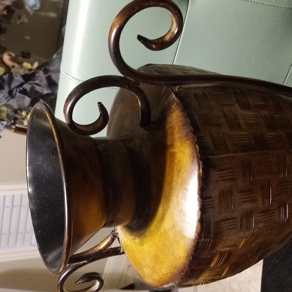 NEW 2x 16" Gorgeous Metal Stand Out Vases with many Details!! - Picture 6 of 8